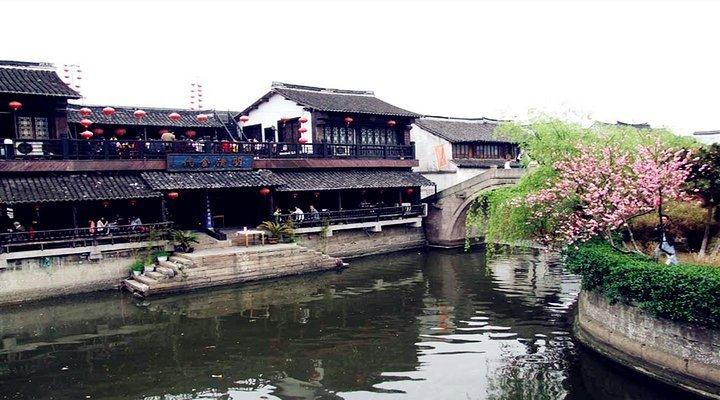 利物浦球迷在克洛普出场时爆发热烈掌声,并在第57秒唱歌致敬
